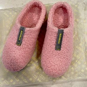 Brand new Bombas slippers size 7 (run small)